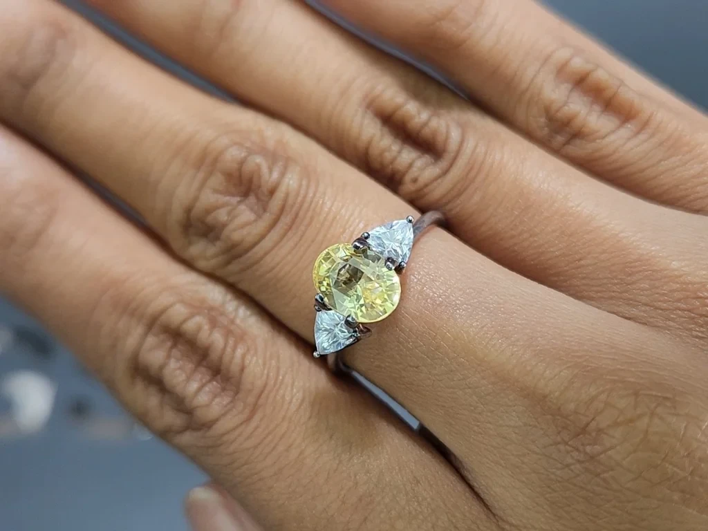 Saphir jaune non chauffé, taille ovale 2,50 carats, Sri Lanka Image №4