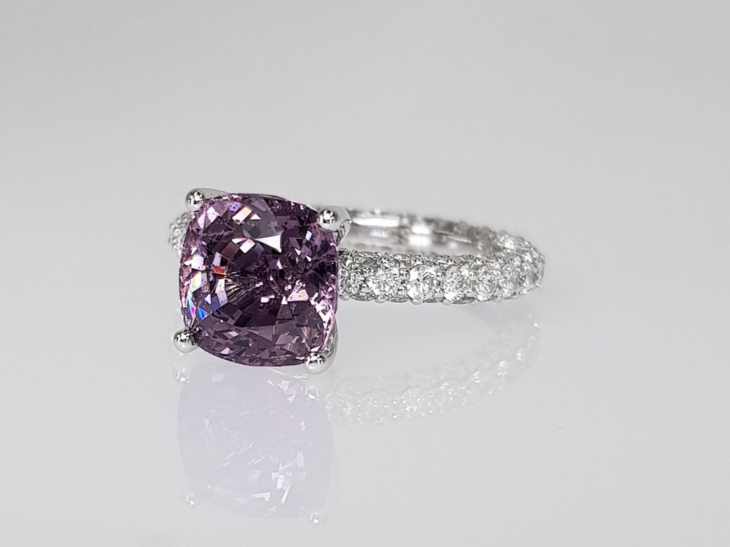 Ring with 4.50 ct lavender gray spinel and diamonds in 18k white gold Image №3