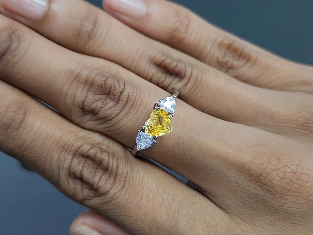 Unbeheizter gelber saphir im herzschliff 1,52 carats, Sri Lanka Image №5