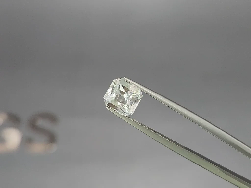 White sapphire radiant cut  2.51 carats, Sri Lanka Image №2