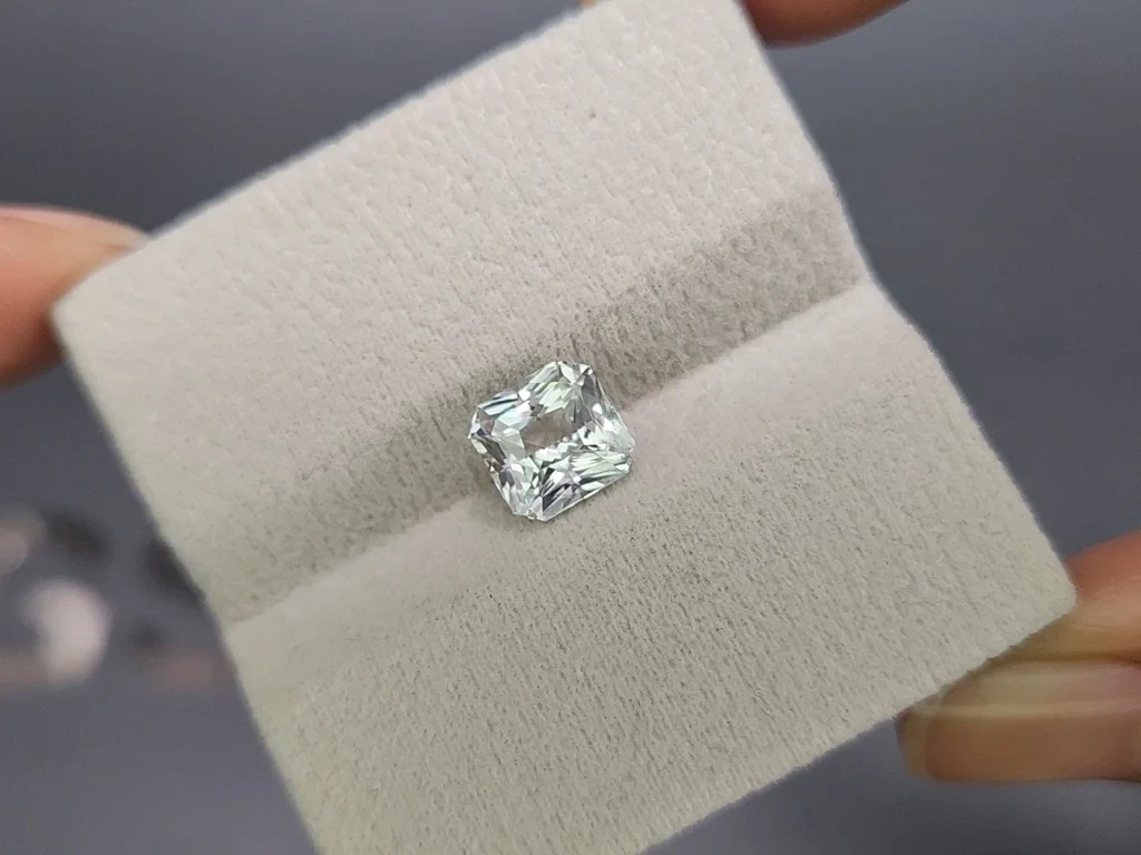 White sapphire radiant cut  2.51 carats, Sri Lanka Image №3