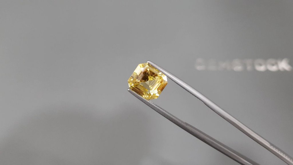 Golden color unheated sapphire in asscher cut 4.57 ct, Sri Lanka Image №3