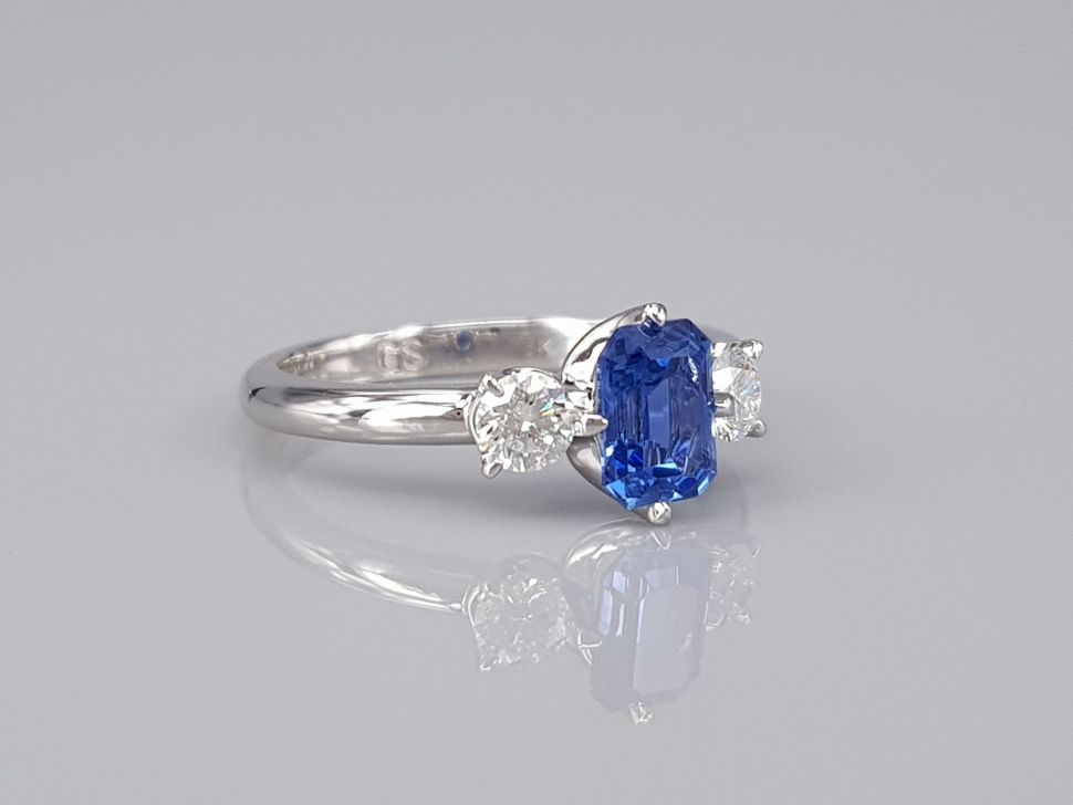 Ring with Cornflower blue sapphire 0.80 ct  and diamonds in 18K white gold Image №2