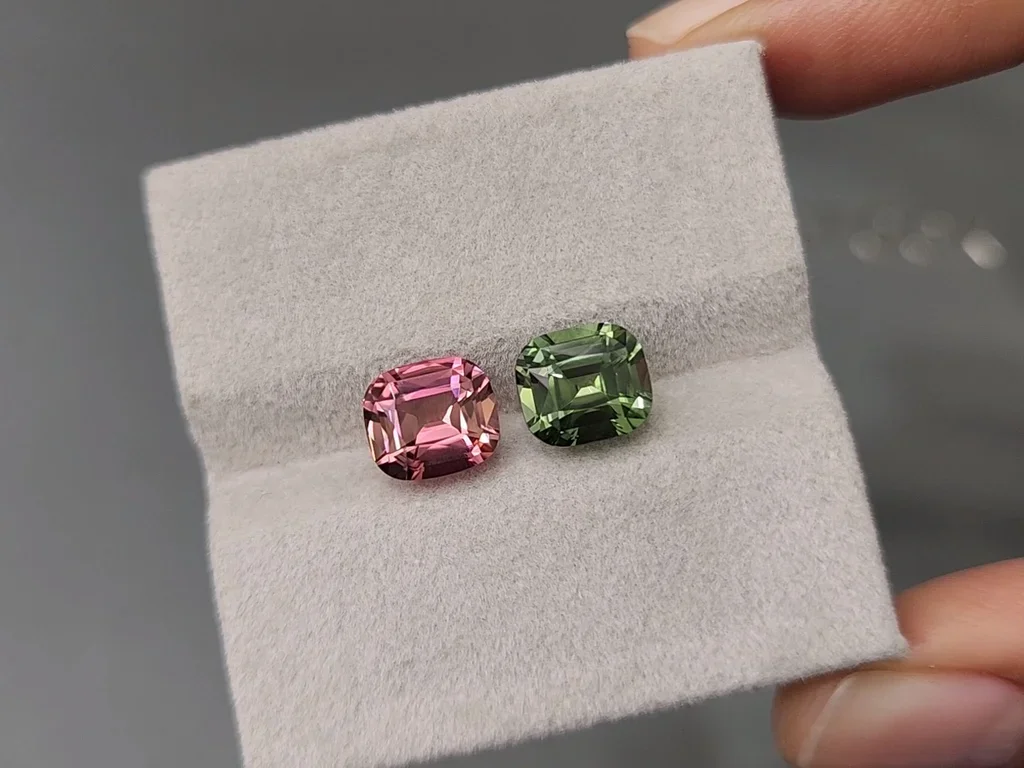 Paire contrastée de tourmalines taille coussin rose et verte 5,92 carats, Nigeria  Image №4