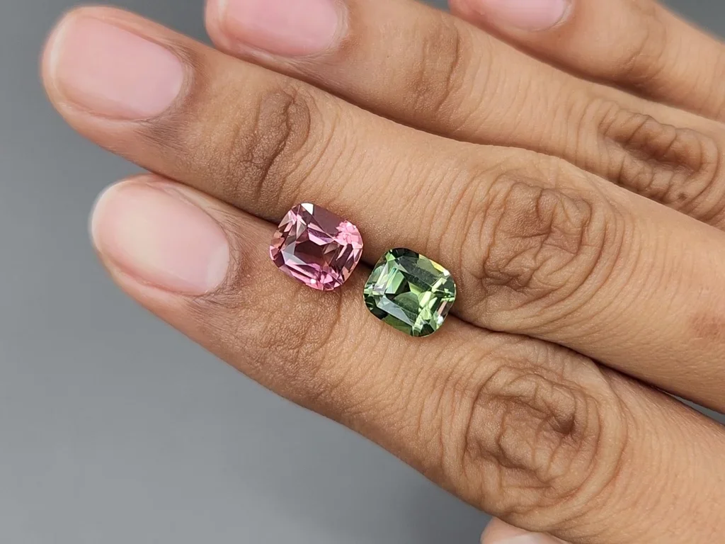 Paire contrastée de tourmalines taille coussin rose et verte 5,92 carats, Nigeria  Image №2