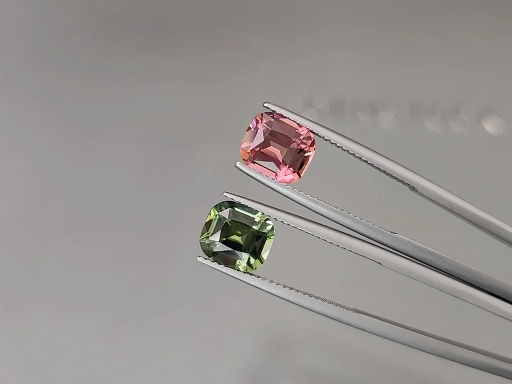 Paire contrastée de tourmalines taille coussin rose et verte 5,92 carats, Nigeria  Image №3