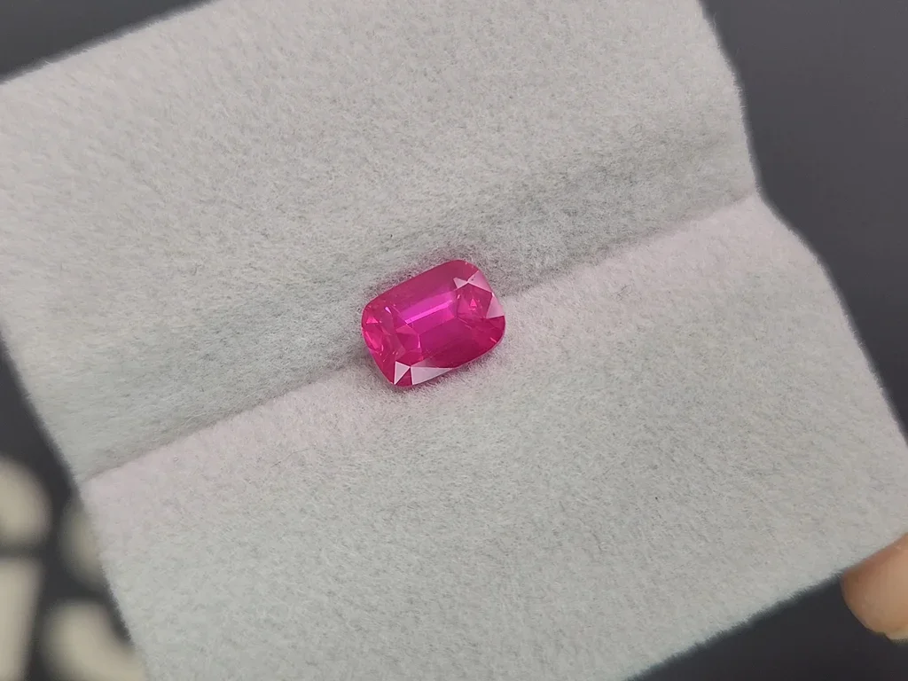 Espinela mahenge rosa intenso de talla cojín de 1,53 carats, Tanzania   Image №4