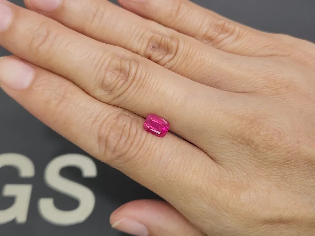 Espinela mahenge rosa intenso de talla cojín de 1,53 carats, Tanzania   Image №2