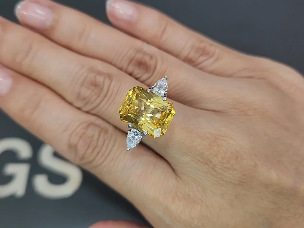Zafiro grande amarillo intenso de talla radiante sin calentar 13,12 carats, Sri Lanka Image №5