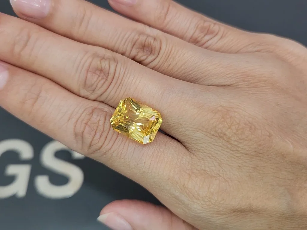 Zafiro grande amarillo intenso de talla radiante sin calentar 13,12 carats, Sri Lanka Image №2
