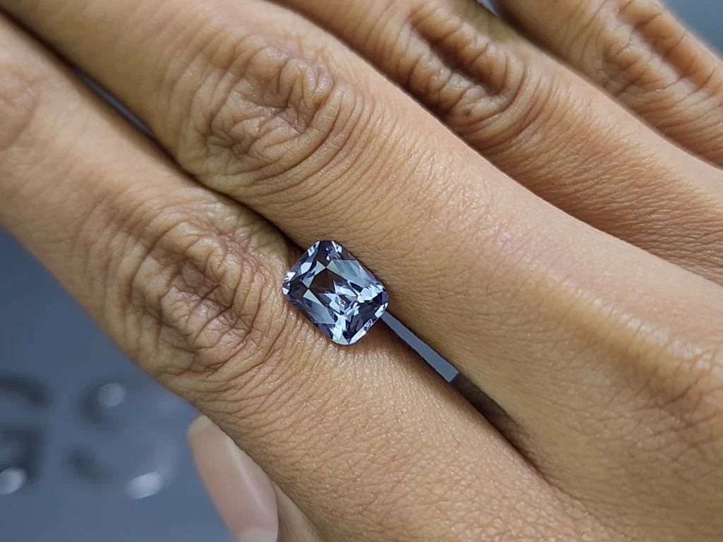 Violett spinell im kissenschliff von 2,14 karat, Tansania Image №2