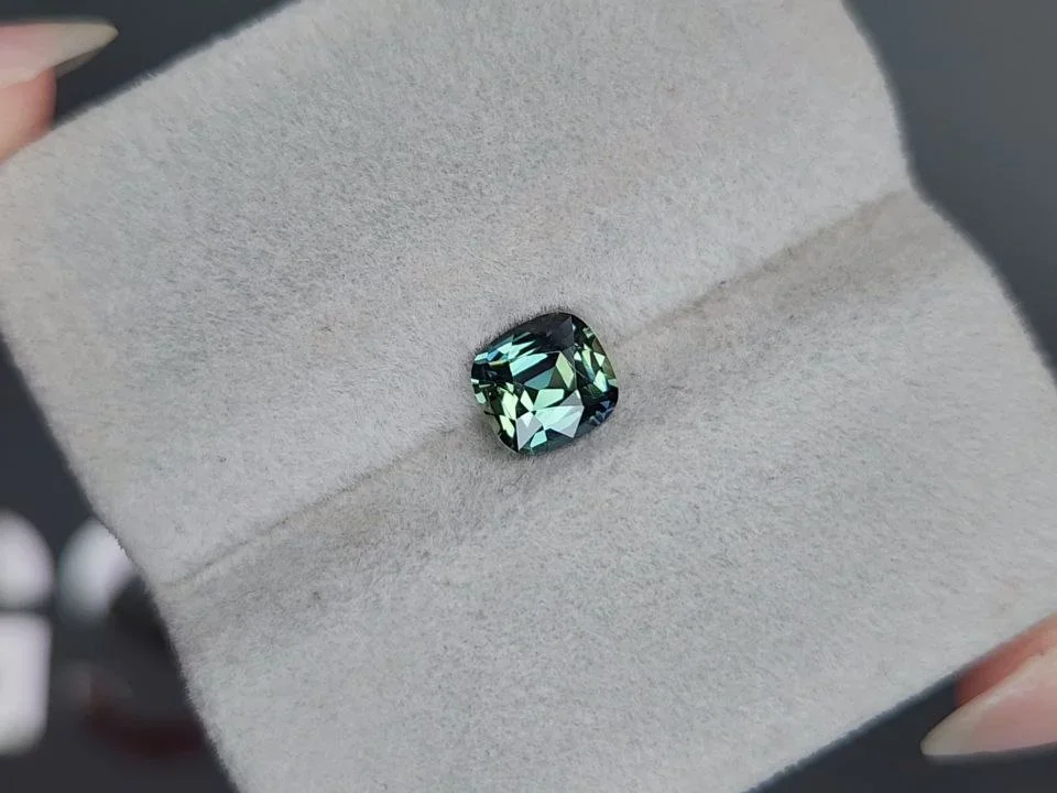 Saphir taille coussin Sarcelle non chauffé 1,17 carats, Madagascar  Image №4