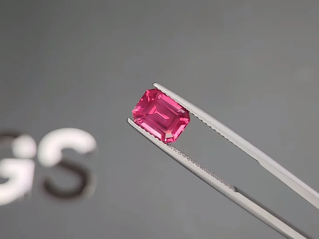 Spinel Mahenge Vivid Pink octogone coupé 2,63 carats, Tanzanie  Image №3