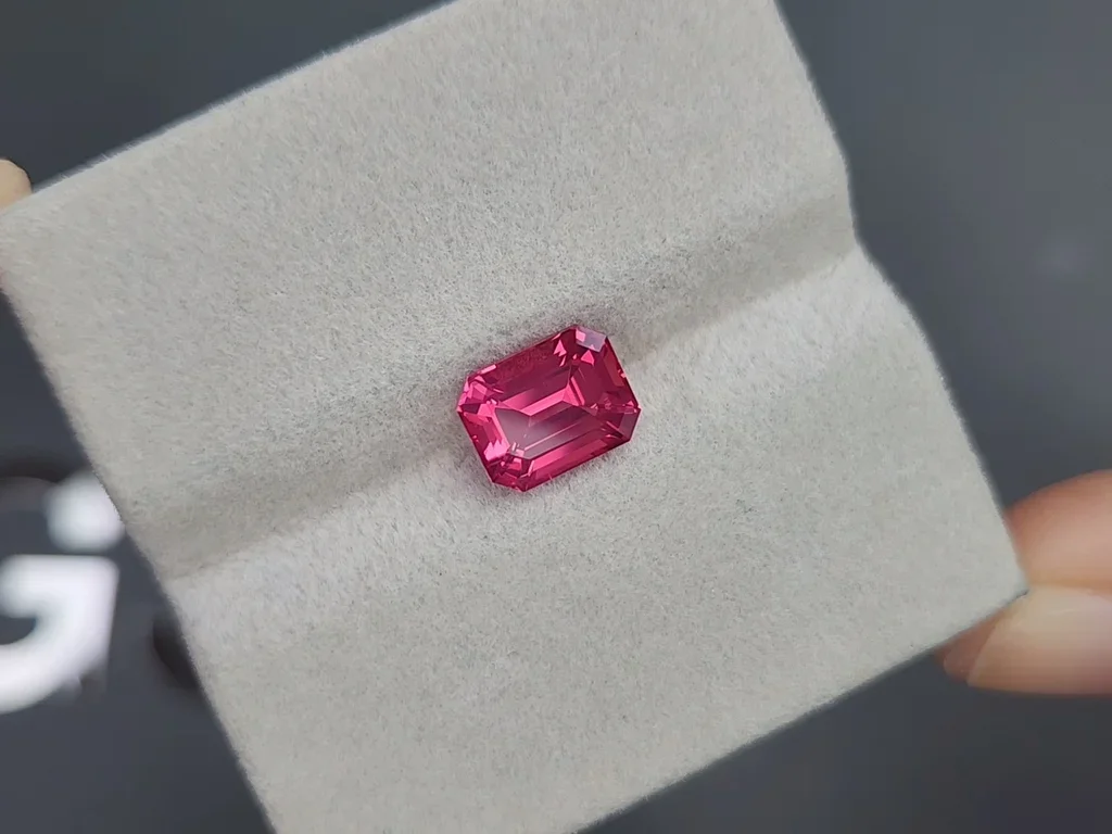 Spinel Mahenge Vivid Pink octogone coupé 2,63 carats, Tanzanie  Image №4