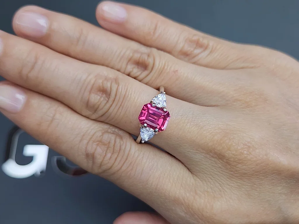 Spinel Mahenge Vivid Pink octogone coupé 2,63 carats, Tanzanie  Image №5