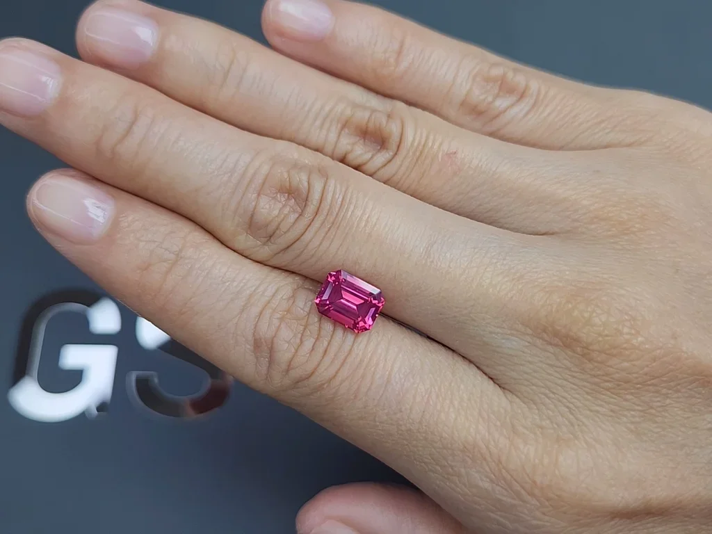Spinel Mahenge Vivid Pink octogone coupé 2,63 carats, Tanzanie  Image №2