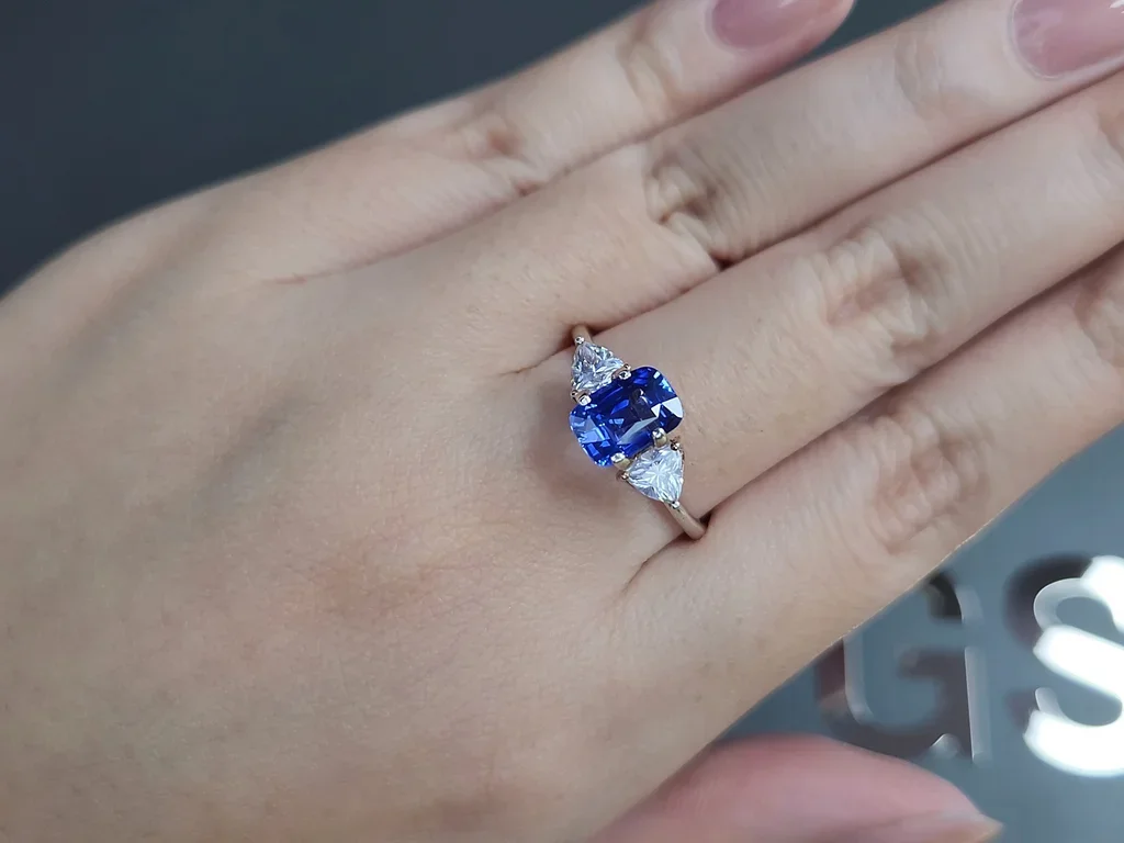 Saphir bleu taille coussin non chauffé 2,18 carats, Sri Lanka Image №5