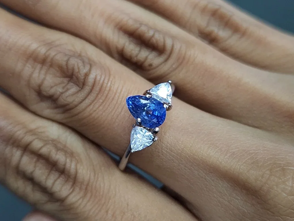 Saphir bleu taille poire non chauffé de 1,58 carat, Sri Lanka Image №5