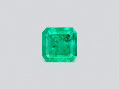 Une grande émeraude vert intense de 29,23 carats, taillée en octogone,Colombie. photo