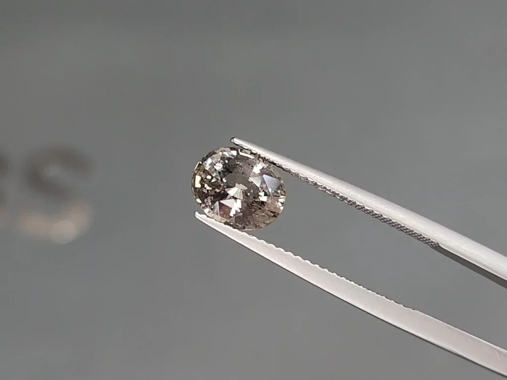 Zafiro verde de talla ovalada sin calentar de 2,28 carats, de Sri Lanka Image №3