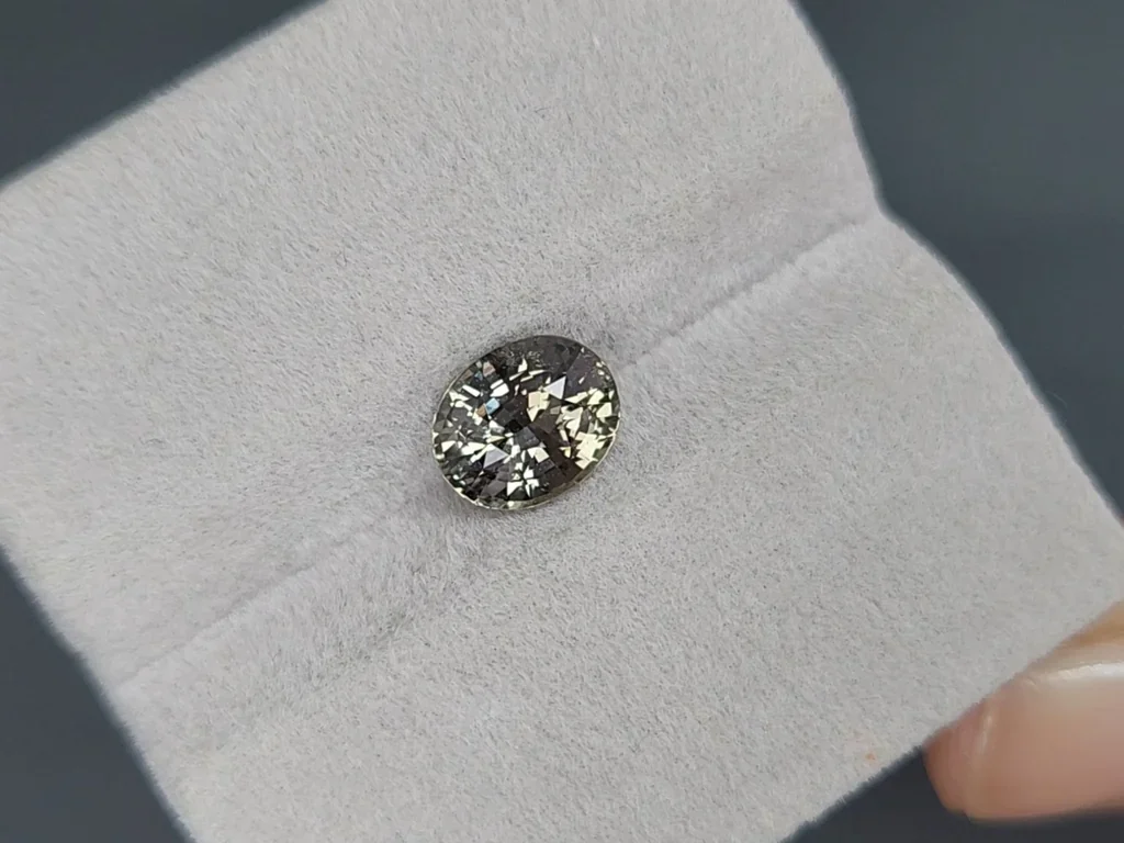 Zafiro verde de talla ovalada sin calentar de 2,28 carats, de Sri Lanka Image №4