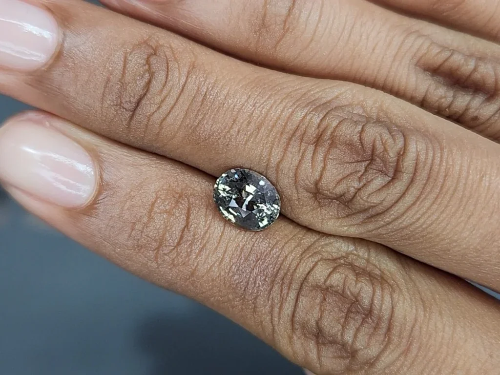 Zafiro verde de talla ovalada sin calentar de 2,28 carats, de Sri Lanka Image №2