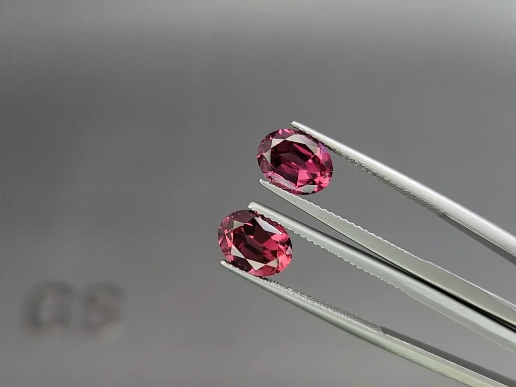 Paar oval geschliffene rhodolith granate 4,55 karat, Madagaskar Image №3