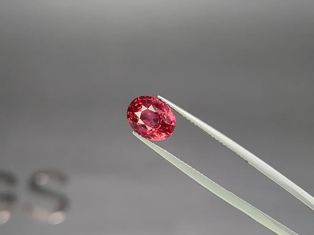 Leuchtend rosa Mahenge-spinell im oval-schliff 3,02 karat, Tansania Image №3