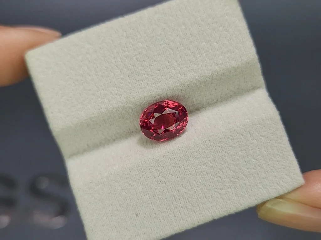 Leuchtend rosa Mahenge-spinell im oval-schliff 3,02 karat, Tansania Image №4