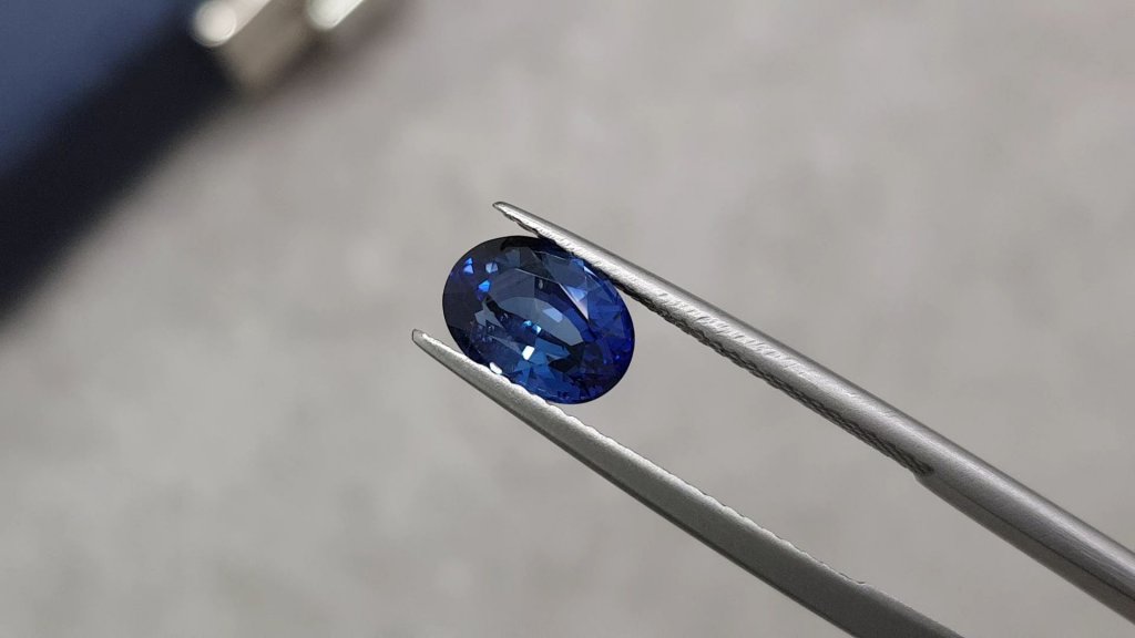 Cornflower blue sapphire 2.11 ct in oval cut, Sri Lanka Image №3