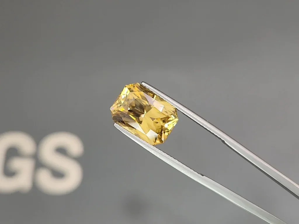 Zircon "Jaune" du Sri Lanka 7,96 carats taille radiant Image №3