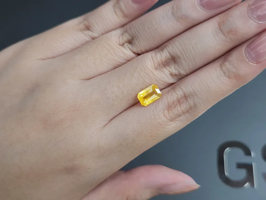 Zafiro de talla radiante con efecto seda amarillo intenso de 2,50 carats, Sri Lanka Image №2
