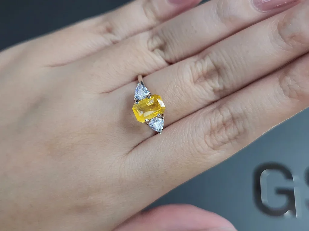Zafiro de talla radiante con efecto seda amarillo intenso de 2,50 carats, Sri Lanka Image №5