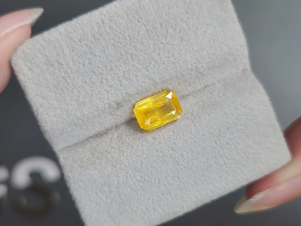 Zafiro de talla radiante con efecto seda amarillo intenso de 2,50 carats, Sri Lanka Image №4