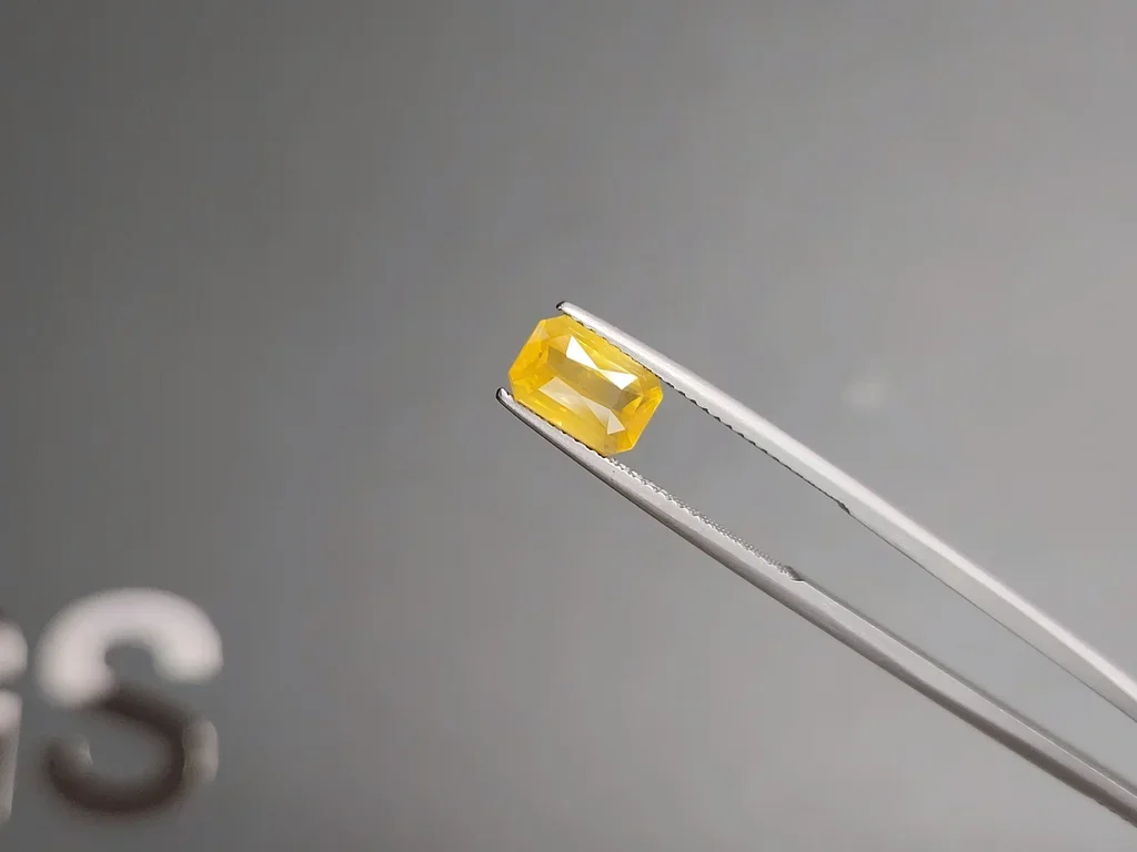Zafiro de talla radiante con efecto seda amarillo intenso de 2,50 carats, Sri Lanka Image №3